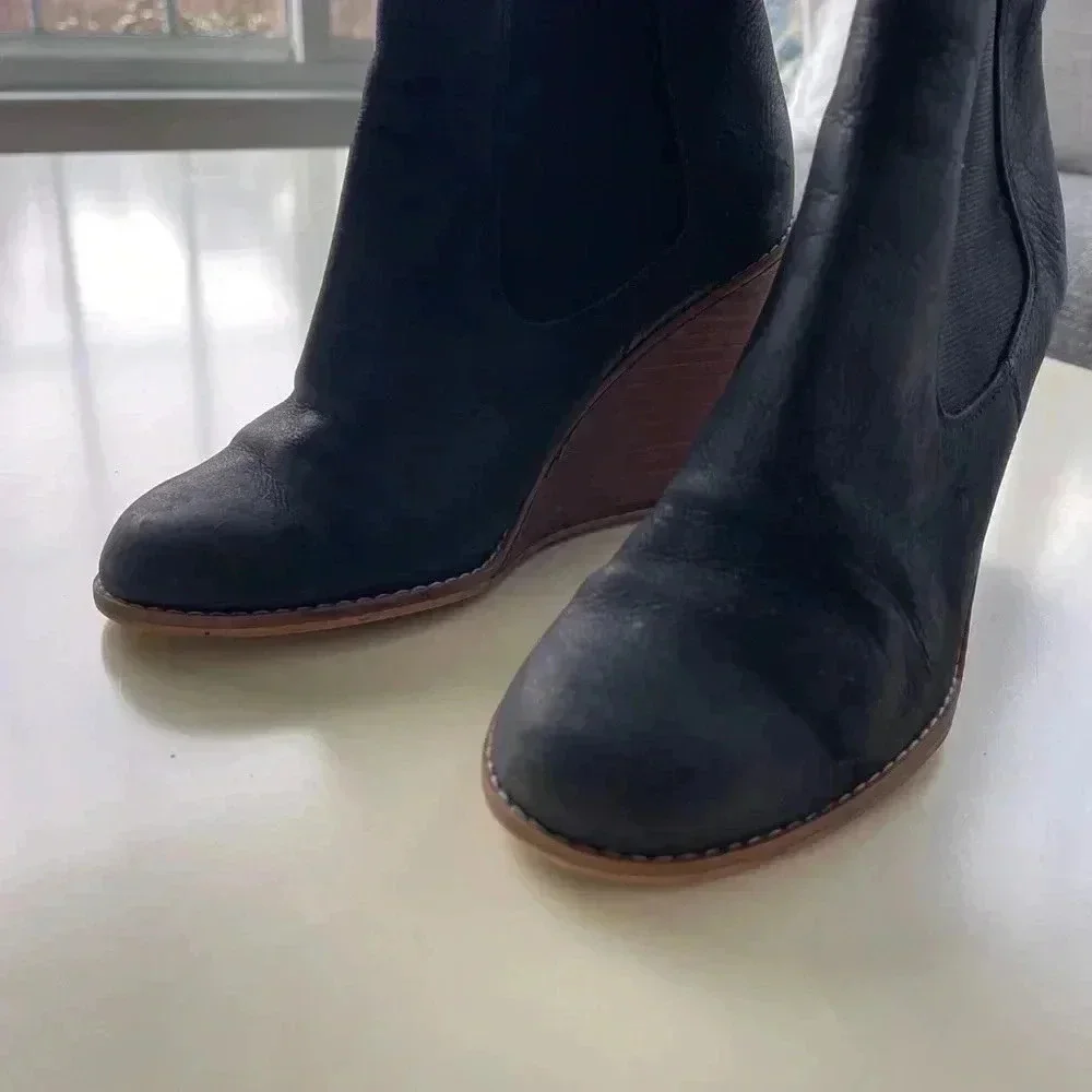 Hinge Tucker wedge booties